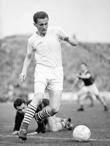 El delantero y mito de Hungría se convirtió en el primer futbolista de su país en ganar el Balón de Oro en 1967. En dicho año, solo levantó la liga húngara. En consecuencia, es uno de los más discutidos, ya que superó a leyendas como Bobby Charlton y Franz Beckenbauer.