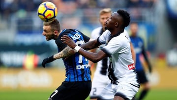 Soccer Football - Serie A - Inter Milan vs Udinese - San Siro, Milan, Italy - December 16, 2017   Inter Milan&#039;s Marcelo Brozovic in action with Udinese&rsquo;s Seko Fofana    REUTERS/Alessandro Garofalo