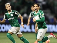 AMDEP8503. SAO PAULO (BRASIL), 30/10/2025.- Raphael Veiga (d) de Palmeiras celebra un gol este jueves, en el partido de vuelta por la semifinal de la Copa Libertadores entre Palmeiras y LDU Quito en el estadio Allianz Parque, en Sao Paulo (Brasil). EFE/ Isaac Fontana