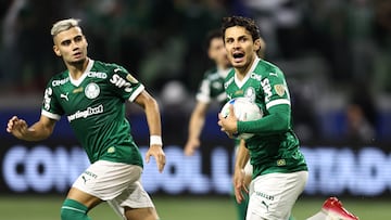AMDEP8503. SAO PAULO (BRASIL), 30/10/2025.- Raphael Veiga (d) de Palmeiras celebra un gol este jueves, en el partido de vuelta por la semifinal de la Copa Libertadores entre Palmeiras y LDU Quito en el estadio Allianz Parque, en Sao Paulo (Brasil). EFE/ Isaac Fontana