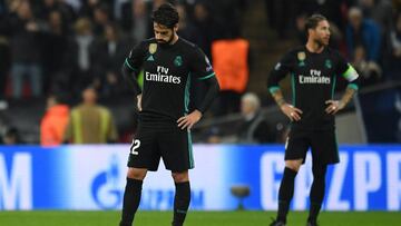 Isco y Ramos se lamentan en Wembley.