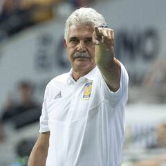 Tuca reparte éxito mundial de Tigres a sus jugadores
