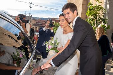 Blanca Sainz y Guillermo Comenge salen de la iglesia de Santiago Apóstol.