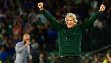 SEVILLA. 12/04/2024. - El entrenador del Real Betis Balompié, Manuel Pellegrini celebra el gol marcado por Fekir, durante el partido de LaLiga perteneciente a la jornada 31 que Real Betis y Celta de Vigo disputan este viernes en el estadio Benito Villamarín de Sevilla. EFE/ Raúl Caro.
