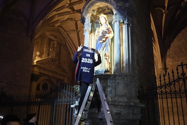 Un jugador del Baskonia ofrece la Copa del Rey a la Virgen Blanca, símbolo del vínculo emocional entre el equipo y la ciudad en esta histórica celebración.