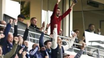 Novak Djokovic se levanta en el palco entusiasmado por un gol del Melbourne Victory.