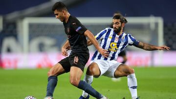 Porto (Portugal), 30/11/2020.- FC Porto's Sergio Oliveira( (R) in action against Manchester City's Rodri Hernandez (L) during their UEFA Champions League soccer match at Dragao stadium, Porto, Portugal, 01 December 2020. (Liga de Campeones) EFE/