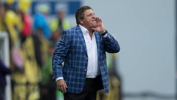 Miguel Herrera dirigiendo al América en partido amistoso contra River Plate.