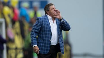 Miguel Herrera dirigiendo al Am&eacute;rica en partido amistoso contra River Plate.