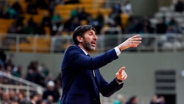 Athens (Greece), 10/02/2022.- Valencia'Äôs coach Alex Mumbru reacts during the Euroleague basketball match between Panathinaikos Athens and Valencia basket in Athens, Greece, 10 February 2023. (Baloncesto, Euroliga, Grecia, Atenas) EFE/EPA/Georgia Panagopoulou
