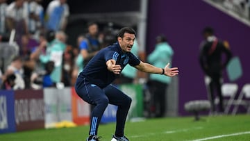 Scaloni durante un partido con Argentina en el Mundial de Qatar.