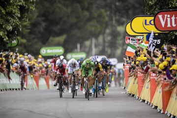 El ciclista alem芍n Marcel Kittel, del equipo Quick Step Floors, llegando al sprint a la linea de meta