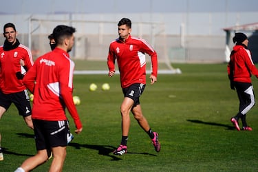 Manuel Pellegrini examina al apurado Paco López