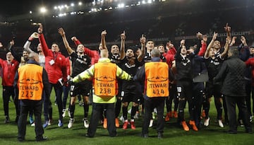 El Sevilla celebró la clasificación al final del partido.
