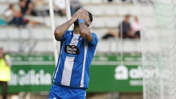 Arturo lamentándose de la ocasión fallada ante el Racing de Ferrol.