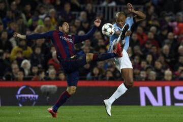 Luis Suárez con Vincent Kompany.