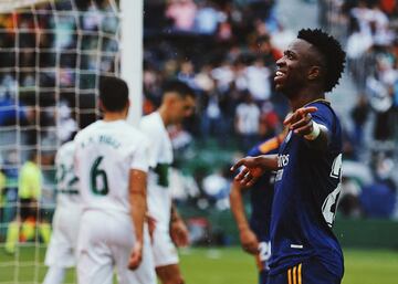 Elche 0-2 Real Madrid | Gran pase filtrado de Modric que recibe Vinicius dentro del área, controla y pica la pelota con clase ante la salida de Kiko Casilla.

