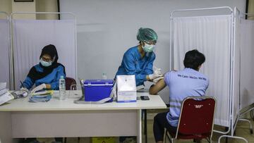 Tangerang (Indonesia), 18/05/2021.- A healthcare worker injects a dose of Sinopharm Covid-19 vaccine during the first day of a private vaccination drive for workers at Indah Kiat Pulp and Paper Company, part of Sinar Mas Group in Tangerang, outskirt of Jakarta, Indonesia, 18 May 2021. The country has started the private vaccination scheme, where companies purchase vaccines provided by the government to inject their workers. The scheme, locally known as Gotong Royong vaccination program, is intended to accelerate the government's Covid-19 vaccine rollout. EFE/EPA/MAST IRHAM
