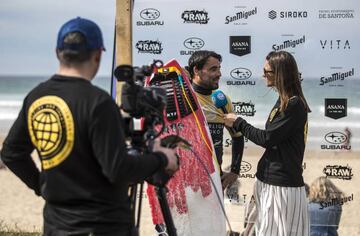 Uno de los participantes habla con la prensa en la parada que se celebró en Santoña, Cantábria.