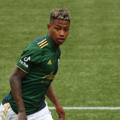 La criminal entrada de Derrick Williams sobre Andy Polo en el Portland vs LA Galaxy