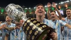 TOPSHOT - Argentina's Lionel Messi holds the trophy as he celebrates with teammates after winning the Conmebol 2021 Copa America football tournament final match against Brazil at Maracana Stadium in Rio de Janeiro, Brazil, on July 10, 2021. - Argentina won 1-0. (Photo by CARL DE SOUZA / AFP)