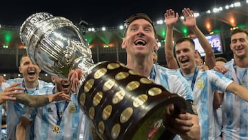 TOPSHOT - Argentina's Lionel Messi holds the trophy as he celebrates with teammates after winning the Conmebol 2021 Copa America football tournament final match against Brazil at Maracana Stadium in Rio de Janeiro, Brazil, on July 10, 2021. - Argentina won 1-0. (Photo by CARL DE SOUZA / AFP)