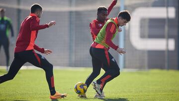 Bassinga trata de arrebatar el balón a Joel Roca durante un entrenamiento del Mirandés.