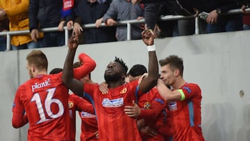 Steaua Bucharest&#039;s French forward Harlem Gnohere (C) celebrates with teammates after scoring during the UEFA Europa League round of 32 first leg football match Steaua Bucuresti against SS Lazio on February 15, 2018 in Bucharest, Romania. / AFP PHOTO 