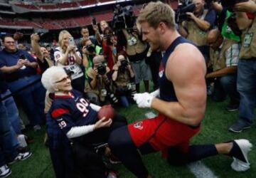 J.J. Watt declarandose a una fan, Asalee Poole, que cumpli¨® su dorsal en nochevieja. 99 a?azos como 99 soles. ?Dile que no, Asalee, nosotros tambi¨¦n te queremos!