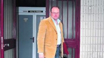 <b>ESPERA. </b>Mel, a la entrada de vestuarios, del Teresa Rivero.