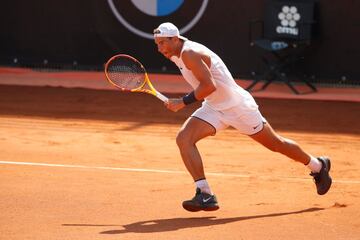 Rafa Nadal, que debido a la pandemia no disputaba un partido desde el 29 de febrero en Acapulco, ultima sus entrenamientos en Roma, donde reapareció en busca de su noveno título de Masters 1.000 en el Foro Itálico. El balear se estrenó contra Pablo Carreño, semifinalista en Nueva York.