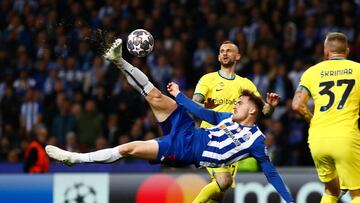 Soccer Football - Champions League - Round of 16 - Second Leg - FC Porto v Inter Milan - Estadio do Dragao, Porto, Portugal - March 14, 2023 FC Porto's Toni Martinez shoots at goal REUTERS/Pedro Nunes