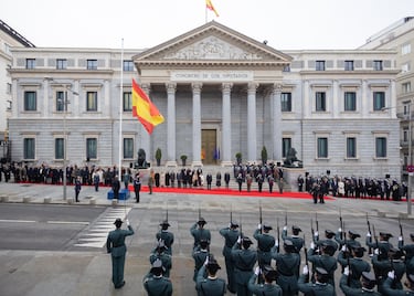 El izado de la bandera Nacional está organizado por el Estado Mayor de la Defensa, en homenaje a las Cortes Generales con motivo del 47º aniversario de la Constitución.
