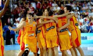 Las jugadoras celebran el título tras finalizar el encuentro.