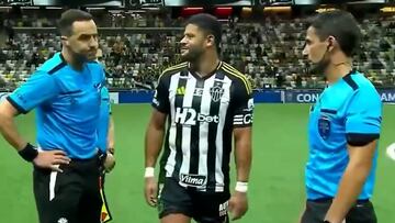 Se dirige al árbitro con el mayor de los respetos y lo que sucede es para no creerlo