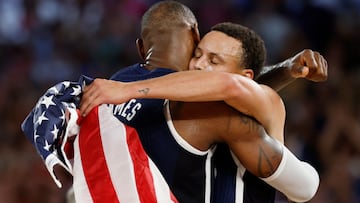 Paris (France), 10/08/2024.- LeBron James and Stephen Curry of USA celebrates winning the Men Gold Medal game France vs USA of the Basketball competitions in the Paris 2024 Olympic Games, at the South Paris Arena in Paris, France, 10 August 2024. (Baloncesto, Francia) EFE/EPA/CAROLINE BREHMAN