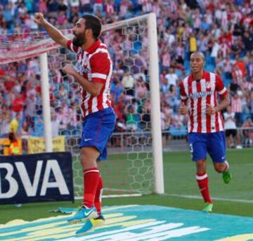 Liga Bbva. Atlético de Madrid - Rayo Vallecano. 3-0. Arda Turan celebra el tercer tanto.