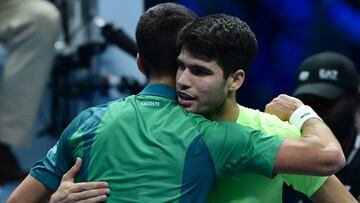 Novak Djokovic abraza a Carlos Alcaraz tras vencerlo en las ATP Finals.