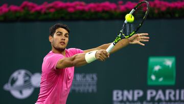 El tenista español Carlos Alcaraz devuelve una bola durante su partido ante Jack Draper en el BNP Paribas Open, el Masters 1.000 de Indian Wells, en el Indian Wells Tennis Garden de Indian Wells, California.