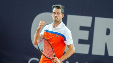 Spain's Guillermo Garcia-Lopez reacts during his match against Slovania's Grega Zemlja at the ATP tennis tournament in Hamburg, northern Germany on July 14, 2016. / AFP PHOTO / dpa / Daniel Bockwoldt / Germany OUT