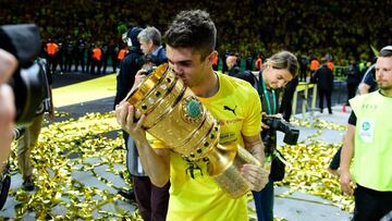 Dortmund&#039;s US midfielder Christian Pulisic celebrates with the trophy after victory during the German Cup (DFB Pokal) final football match Eintracht Frankfurt v BVB Borussia Dortmund at the Olympic stadium in Berlin on May 27, 2017. / AFP PHOTO / Tobias SCHWARZ / RESTRICTIONS: ACCORDING TO DFB RULES IMAGE SEQUENCES TO SIMULATE VIDEO IS NOT ALLOWED DURING MATCH TIME. MOBILE (MMS) USE IS NOT ALLOWED DURING AND FOR FURTHER TWO HOURS AFTER THE MATCH. == RESTRICTED TO EDITORIAL USE == FOR MORE INFORMATION CONTACT DFB DIRECTLY AT +49 69 67880
 
  / 