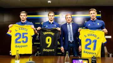 Pantic, Jovanovic y Querol posan durante su presentaci&oacute;n como nuevos jugadores del C&aacute;diz.