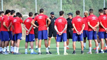 La plantilla del Girona escucha las indicaciones de Pablo Machín en el anexo del estadio de Montilivi.