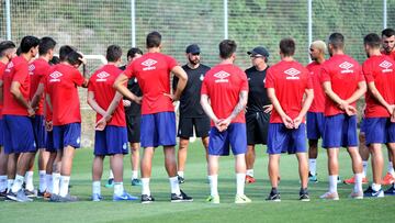 La plantilla del Girona escucha las indicaciones de Pablo Mach&iacute;n en el anexo del estadio de Montilivi.