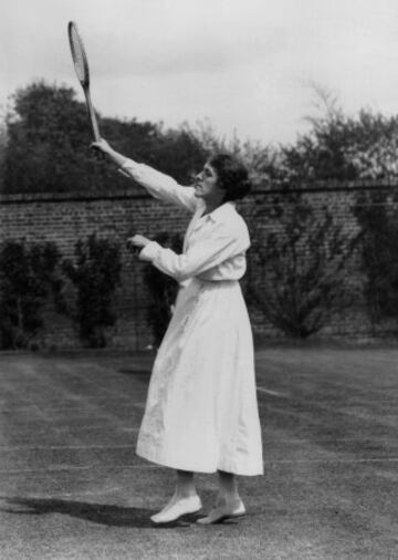 1904: Mrs Lambert Chambers, ganadora de siete torneos de Wimbledon.