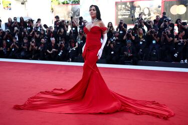 Georgina Rodríguez durante la alfombra roja de la 80ª edición del Festival de Venecia. El vestido que llevaba la influencer se inspiraba claramente en el que llevó Vivian Ward (Julia Roberts) para ir por primera vez a la ópera con Edward Lewis (Richard Gere).