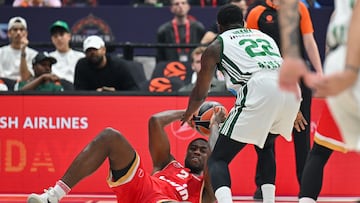Moses Wright (Olympiacos) intenta pasar un balón ante la defensa de Jerian Grant (Panathinaikos).