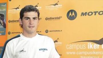 <b>CON LOS NIÑOS. </b>Iker presentó ayer el campus de Navalacruz.