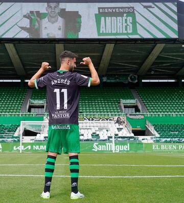 Andrés Martín eligió el número 11 que dejó libre Marco Camus tras irse al Valencia Mestalla. El andaluz debutó en el Martínez Valero de Elche con esa misma equipación.