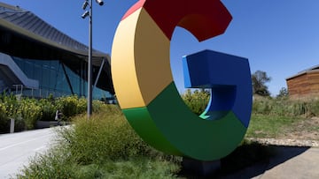 Discover Google's groundbreaking quantum chip Willow and its surprising implications on the multiverse theory, revolutionizing computing and physics